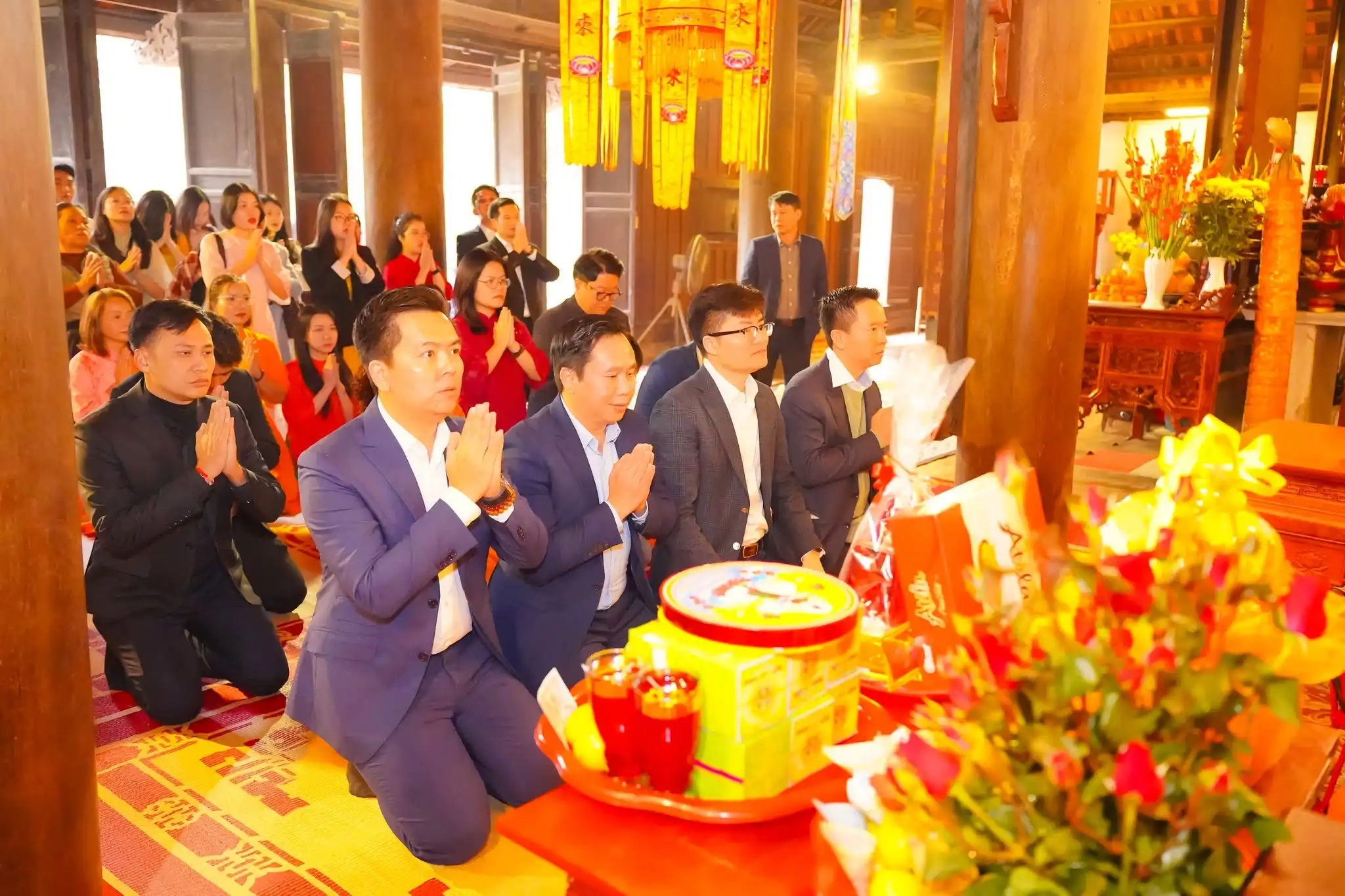Ban lãnh đạo cùng CBNV CNCTech dâng hương cầu chúc năm mới