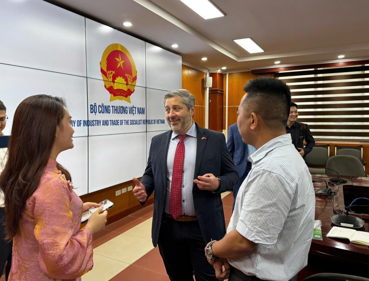 A CNCTech representative engages directly with a member of the U.S. business delegation during the working session on industry and investment at Vietnam’s Ministry of Industry and Trade on August 3, 2026.