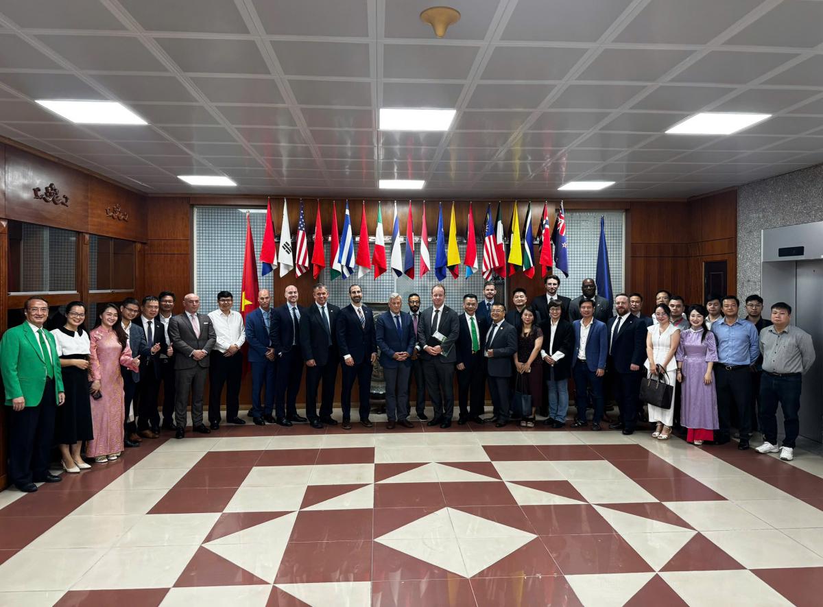 Vietnamese and U.S business representatives gather for a group photo following the working session on cooperation in industry, technology, manufacturing and investment.