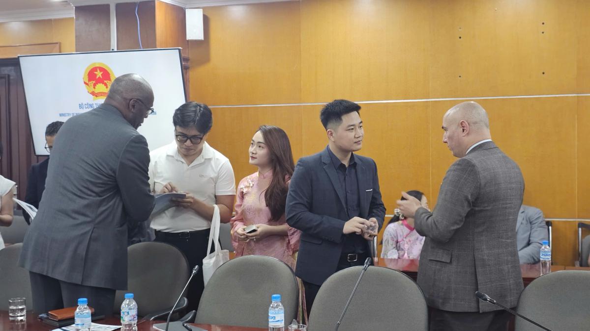 CNCTech representatives meet with members of the U.S. business delegation to explore cooperation needs and expand business connections in Vietnam.