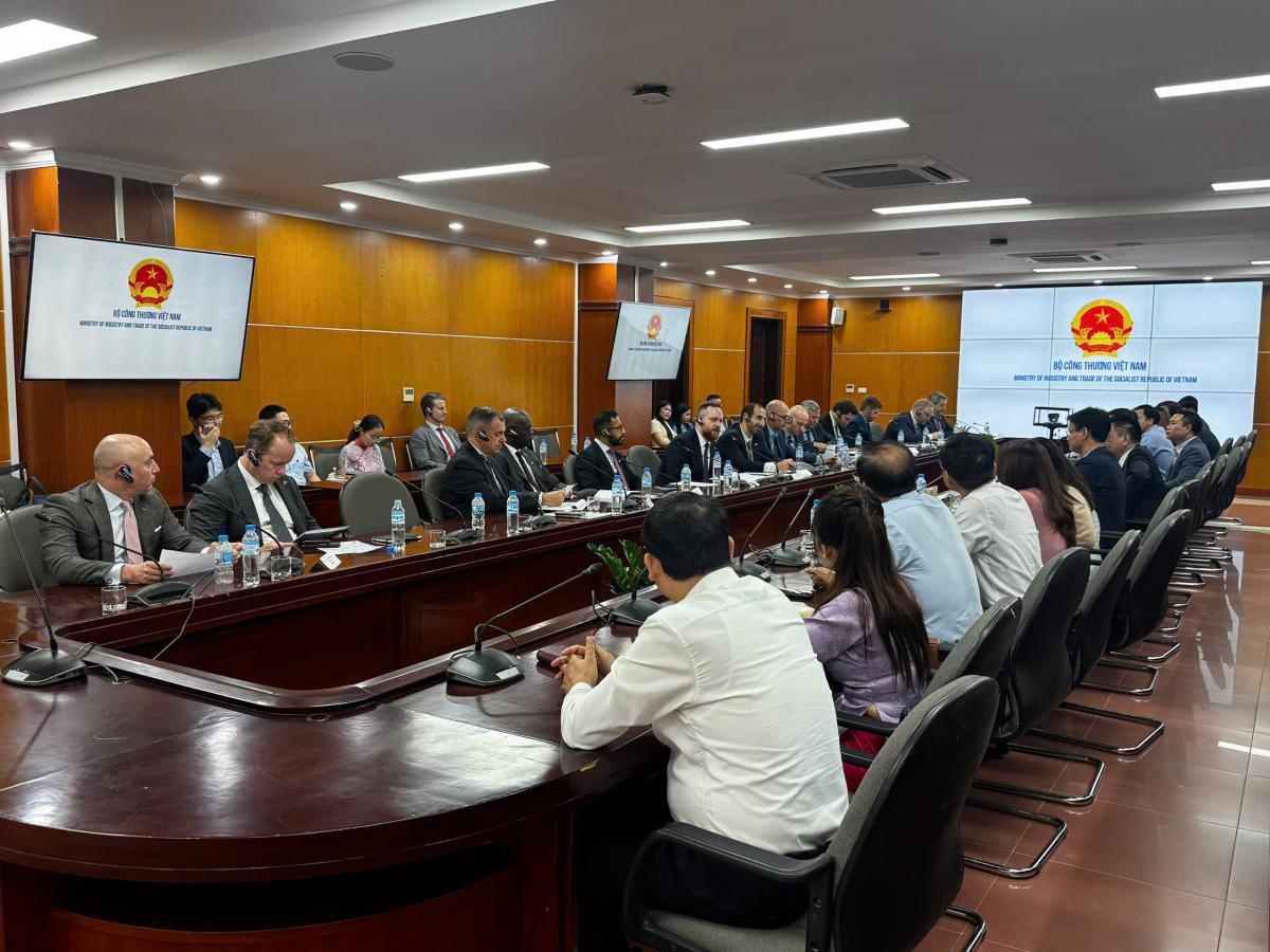 An overview of the working session between Vietnamese and U.S. businesses, focusing on corporate capabilities and cooperation opportunities in manufacturing, technology and investment.