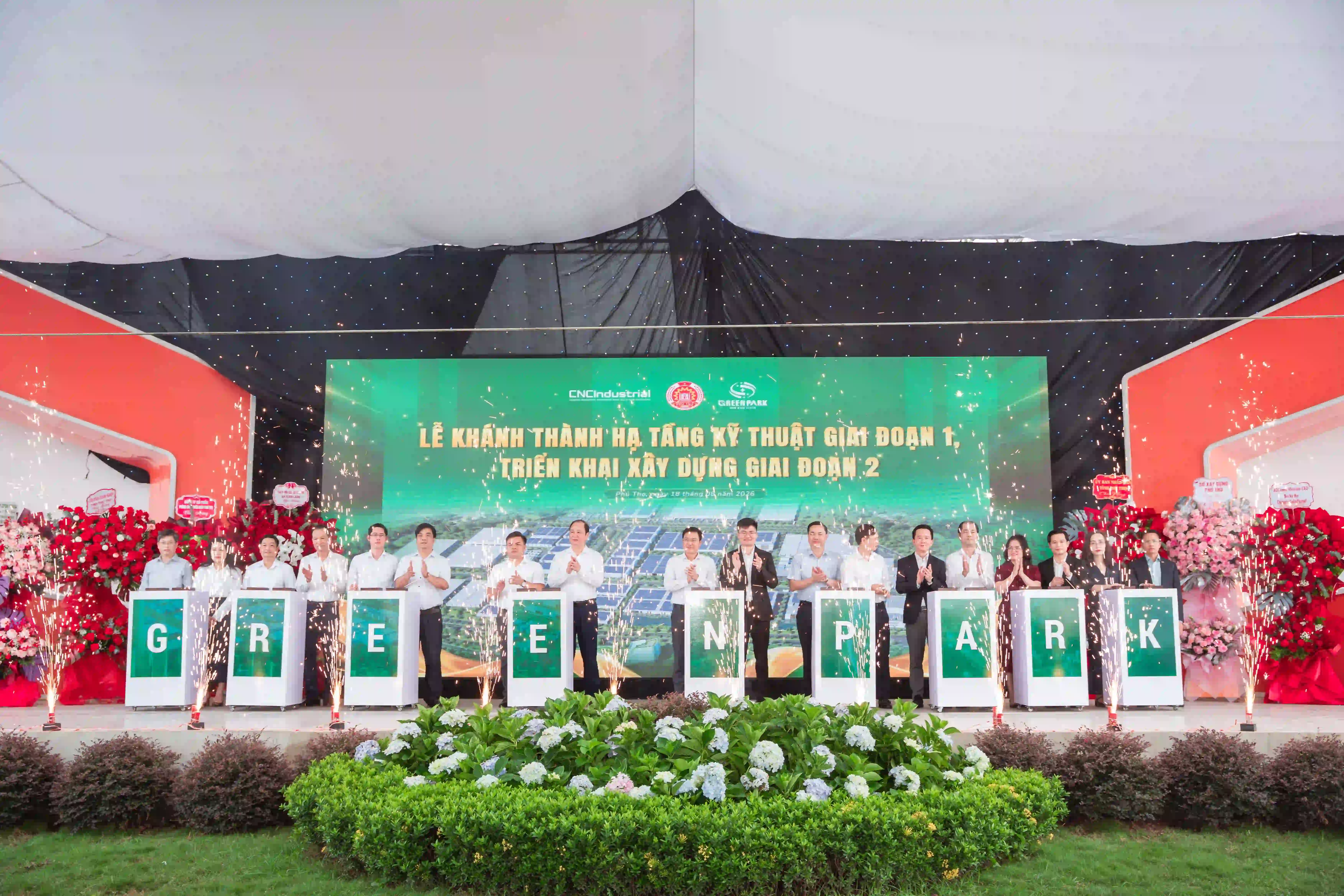 Lãnh đạo tỉnh Phú Thọ cùng các đại biểu thực hiện nghi thức khánh thành hạ tầng kỹ thuật giai đoạn 1 KCN Nam Bình Xuyên Green Park