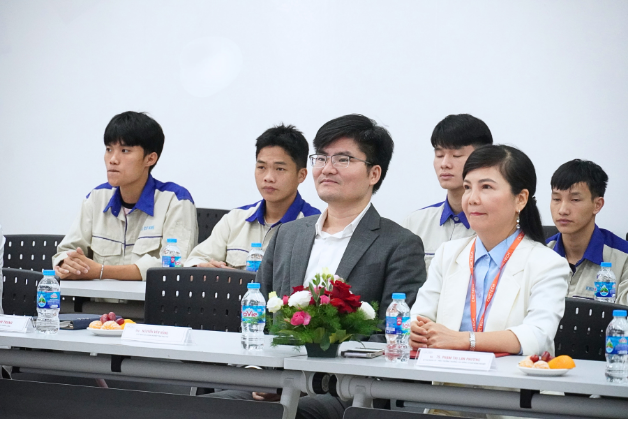 cnctech-group-chairman-nguyen-van-hung-and-representative-of-college-leadership