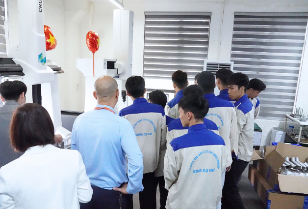 students-visiting-cnctech-factory
