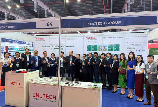 CNCTech Team with HASI Delegation at the Exhibition