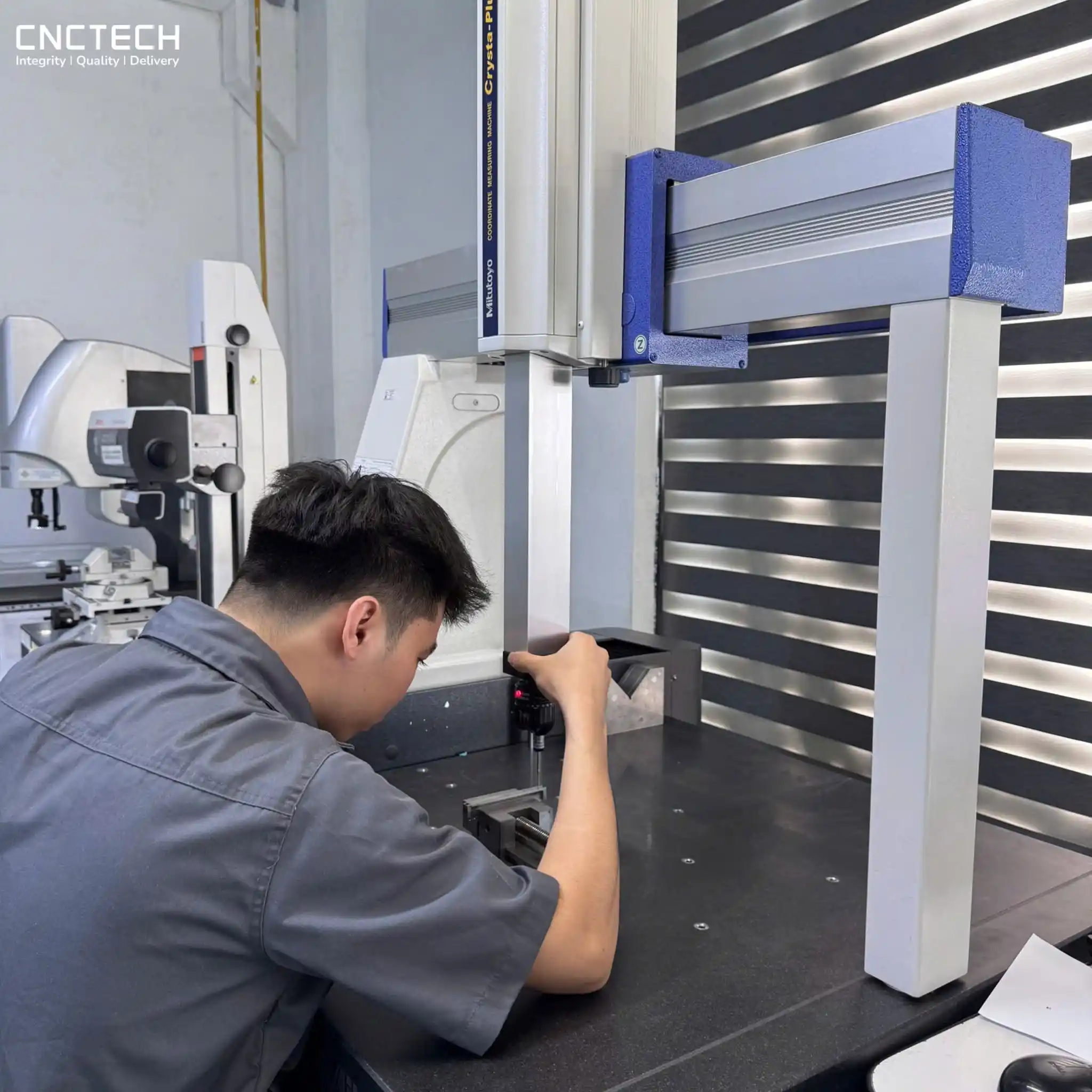(CMM inspection of a CNC machined part during First Article Inspection)