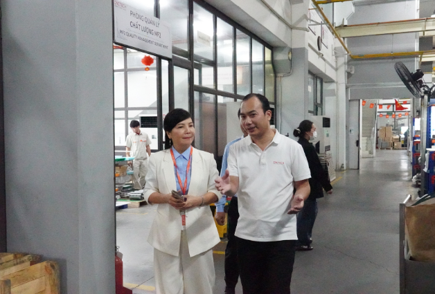 vu-hoang-linh-director-cnctech-innovation-center-discussing-with-college-leadership